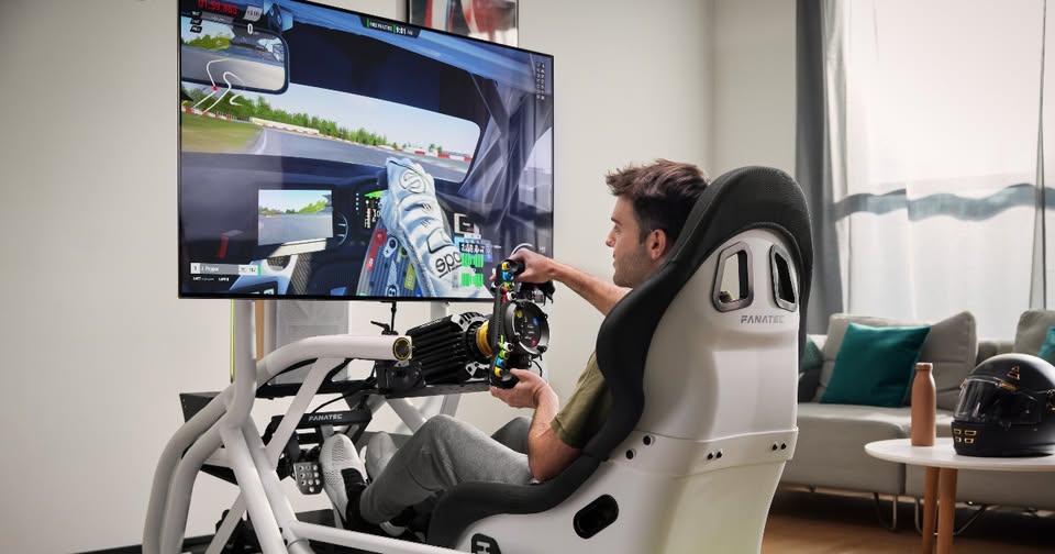 Cockpit de simulador com volante Fanatec em uso